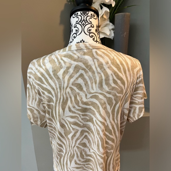 Animal print short sleeve top in size XL - Picture 6 of 7